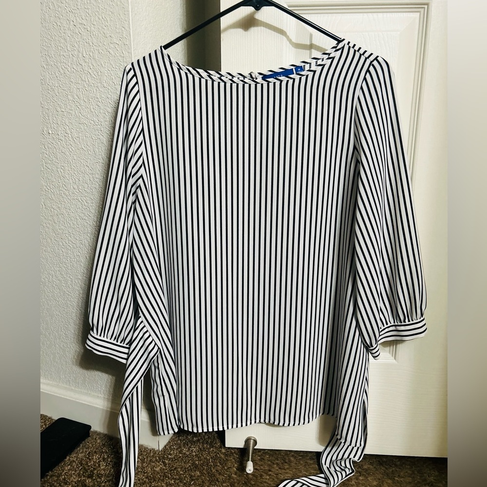 Black & white blouse with adjustable tie in the front, size M, Apt.9